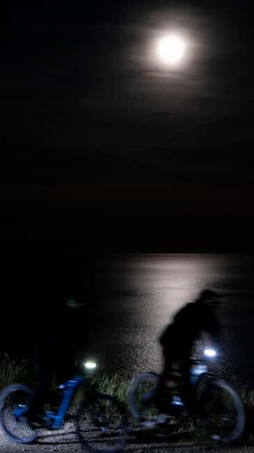 E-biking with the full moon reflected on the sea at Costa dei Gabbiani - Key Points