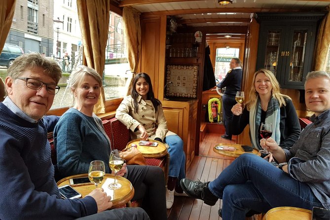 Eating Amsterdam: Food Tour & Canals Cruise - Stop 1: Papeneiland for legendary Dutch apple pie (with coffee or tea)