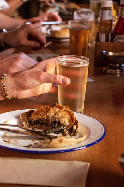 Eating London: Twilight Soho VIP Food & Drinks Tour - Atmosphere and Group Dynamic