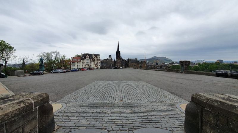 Edinburgh Castle: 120-Minute In-Depth Tour with Expert Guide - Gatehouse and Mons Meg-Type Attractions: Why the Fort Was Built to Fight