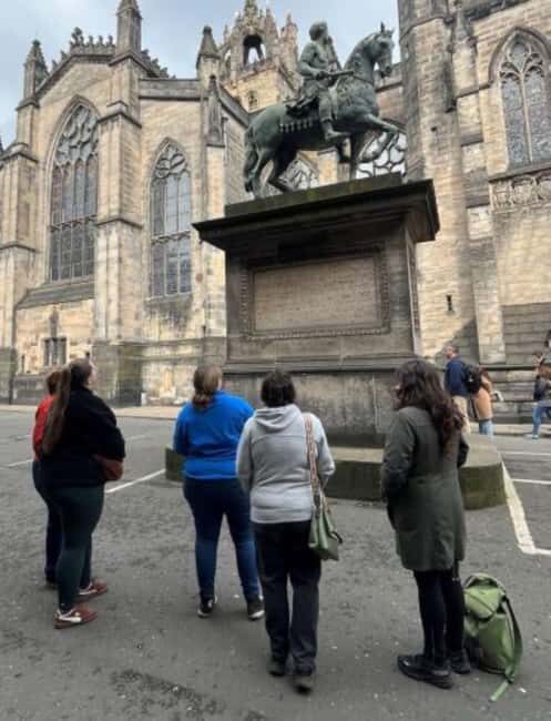 Edinburgh: Castle, Royal Mile, St Giles and Greyfriars tour - An Honest Look at the Edinburgh Old Town Tour