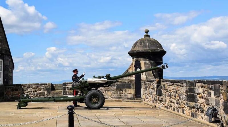 Edinburgh: Edinburgh Castle Guided History Tour with Tickets - Western Panorama and the outer highlights: Argyle Battery and One O’clock Gun