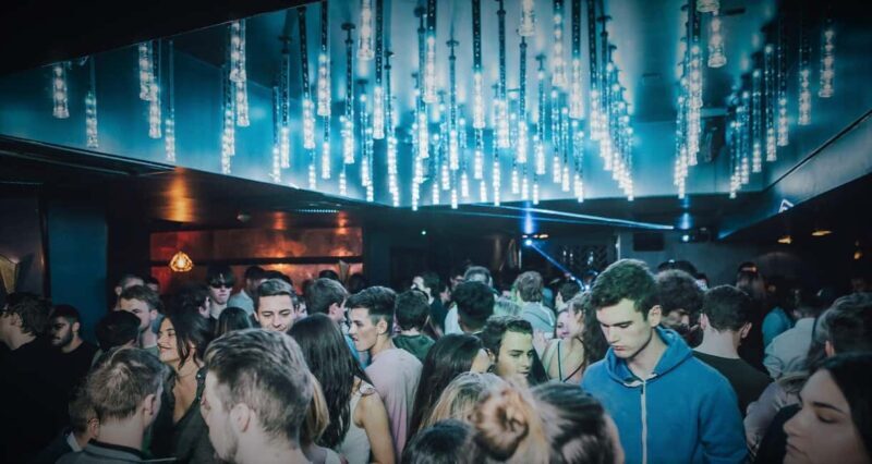 Edinburgh: Electric Mile Pub Crawl with Free Shots - Exploring the Electric Mile Pub Crawl