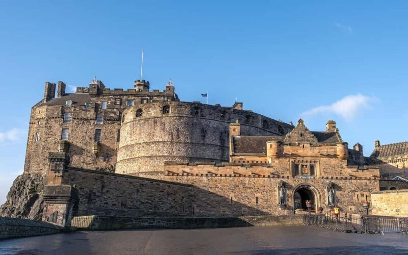 Edinburgh: Old Town Guided Walking Tour - Starting Point and First Impressions