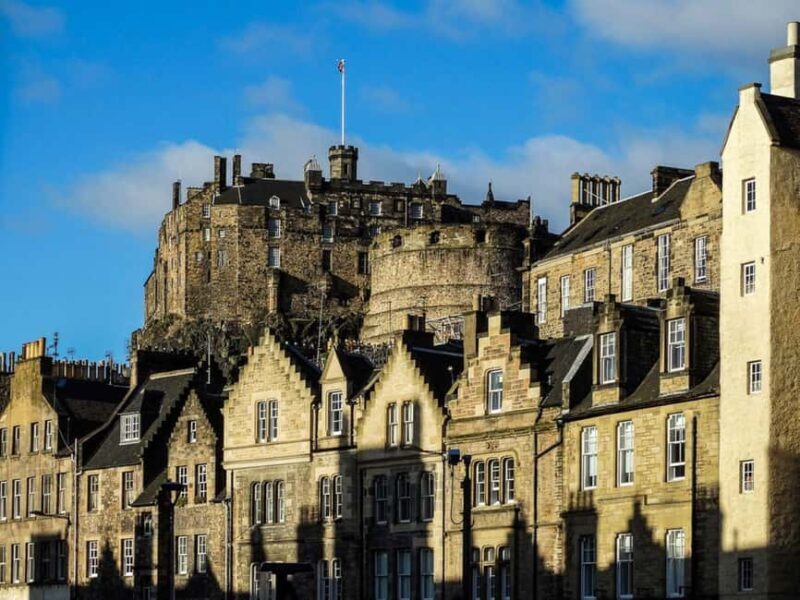 Edinburgh: private guided tour in French with Clémentine - A Deep Dive into the Edinburgh Experience with Clémentine