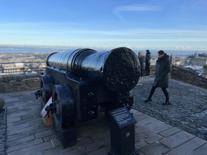 Edinburgh: Private Guided Tour of the Edinburgh Castle - The Basics of the Tour