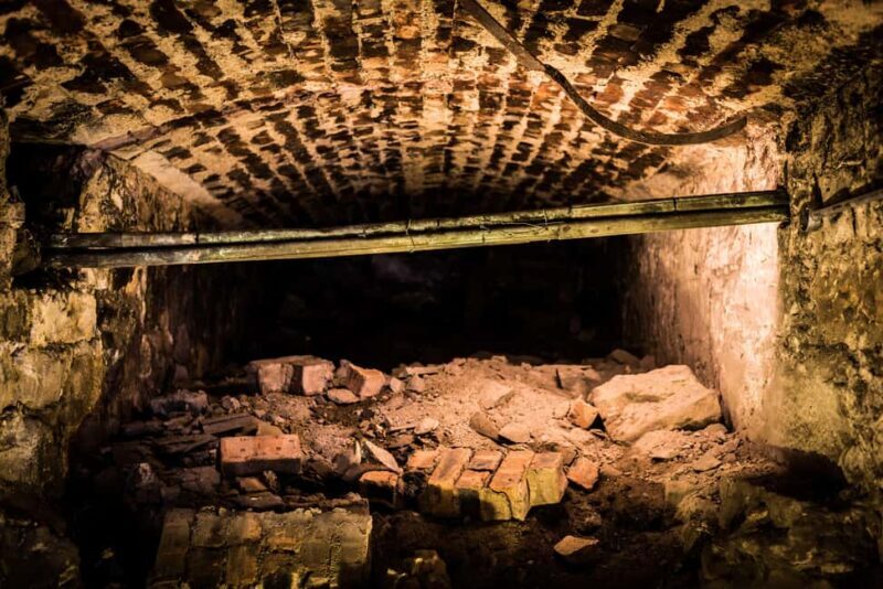 Edinburgh: Underground Vaults Tour with Whisky or Gin - Who Should Consider This Tour?