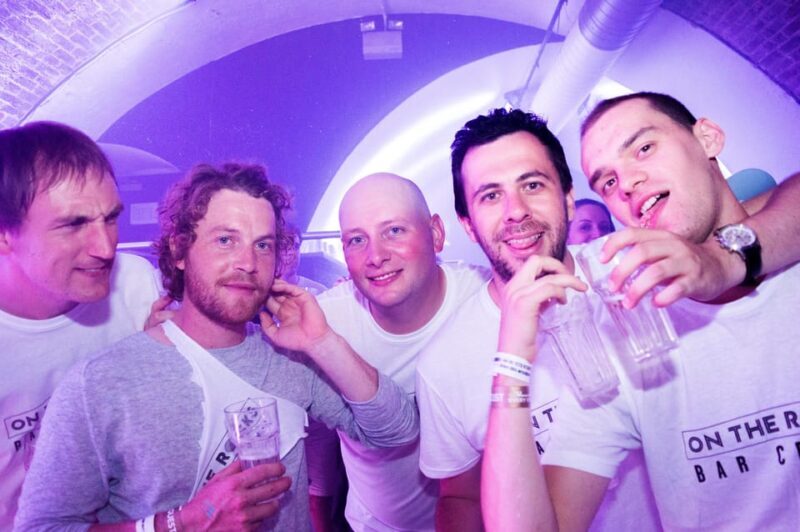 Edinburgh's Best Bar Crawl: Free Shots, Discounts, Photos - Key Points