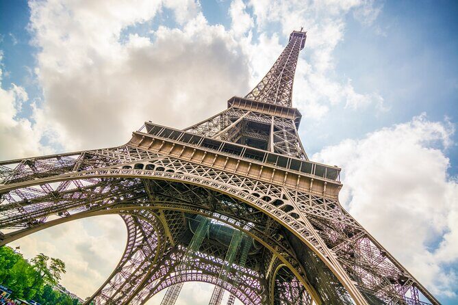 Eiffel Tower Dedicated Reserved Access Top or 2nd floor by lift - Realistic Expectations About Lines and Wait Times