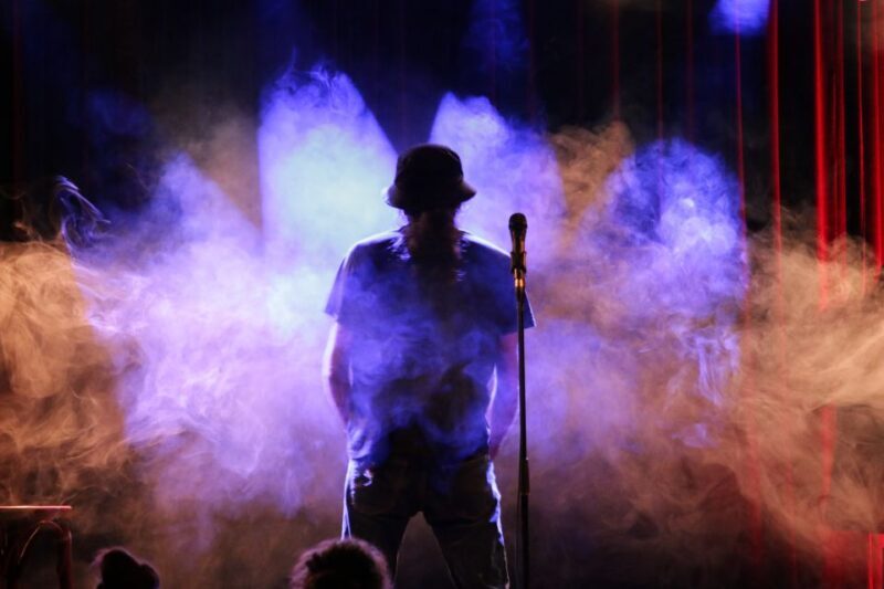 English Stand-Up Comedy Show with Free Pizza and Free Shots - Key Points