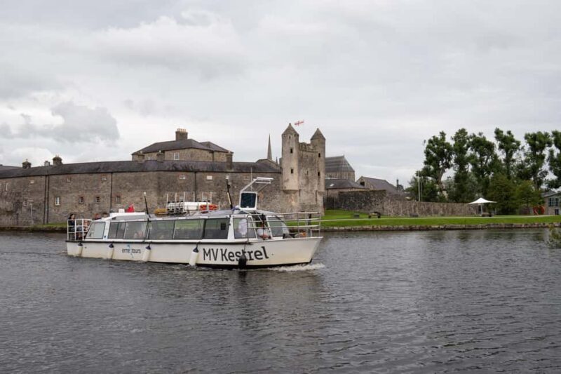 Enniskillen: Devenish Island Cruise with Bar - Key Points
