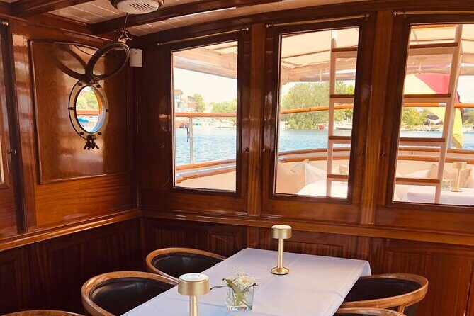 Evening aperitif tour aboard the motor yacht Fitzgerald - Key Points