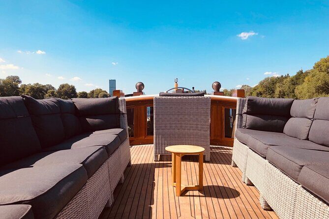 Evening aperitif tour aboard the motor yacht Fitzgerald - The Experience and Atmosphere