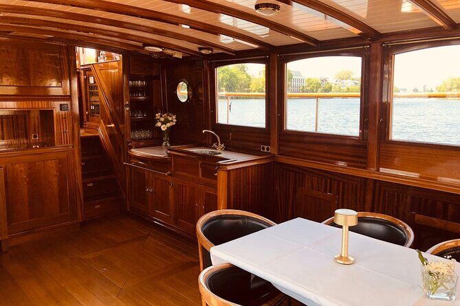 Evening aperitif tour aboard the motor yacht Fitzgerald - Who Should Consider This Tour?