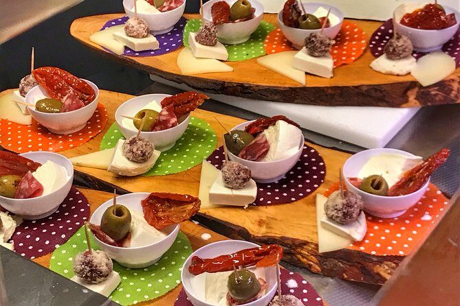 Evening Flavors of Naples: Guided Food Tour and Wine Tasting - The Atmosphere and Group Size