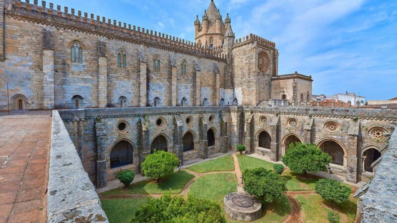 Évora: Private walking tour with tickets to main monuments - FAQ