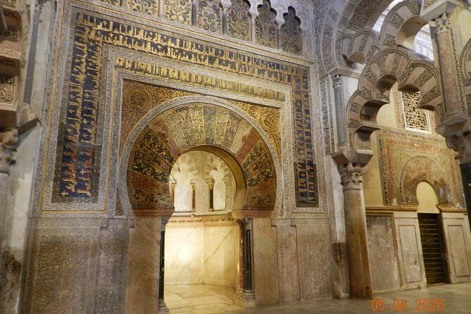 Exclusive visit to the Mosque with official guide. Small groups - Key Points