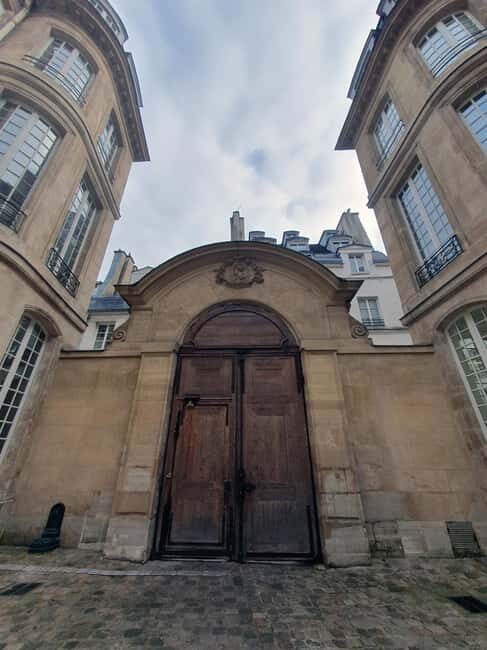 Exploring contemporary art galleries - The Price: Is It Worth It?