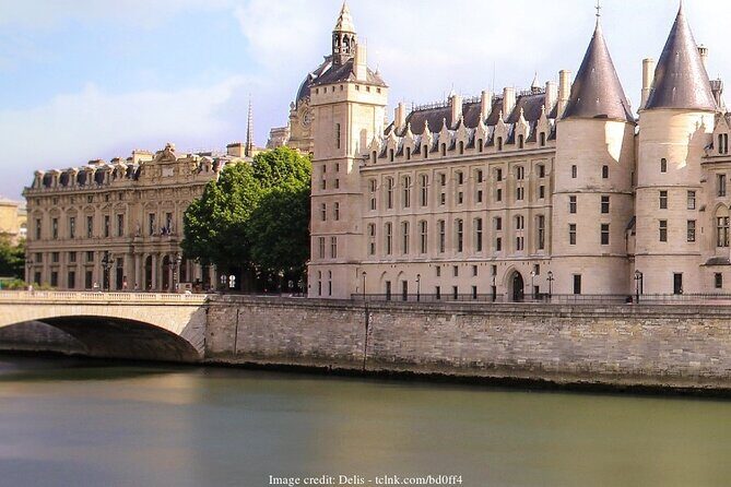Fall In Love With Paris: Private Half-Day Highlights Tour - A Closer Look at the Tour Experience