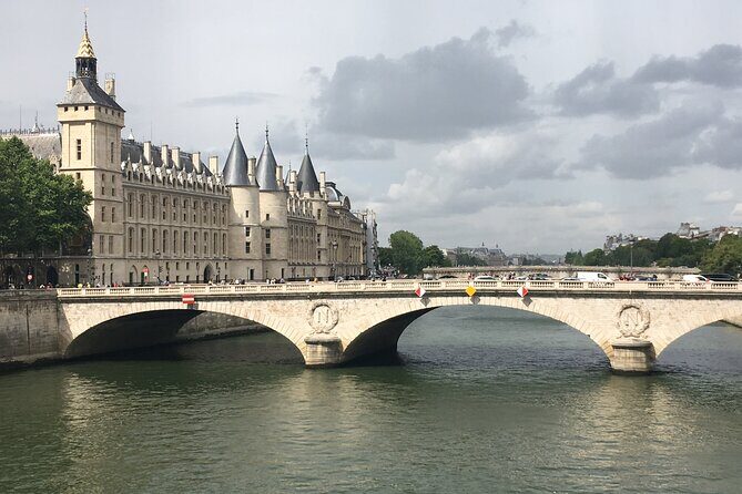 Family treasure hunt from the Panthéon to the Louvre - FAQ
