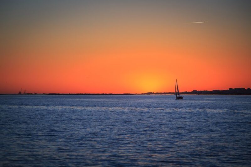 Faro: Ria Formosa Guided Sunset Tour by Catamaran - FAQ
