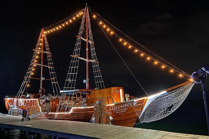 Feel the love on a romantic dinner at Cancun sea, with live music and open bar. - The Essence of the Experience