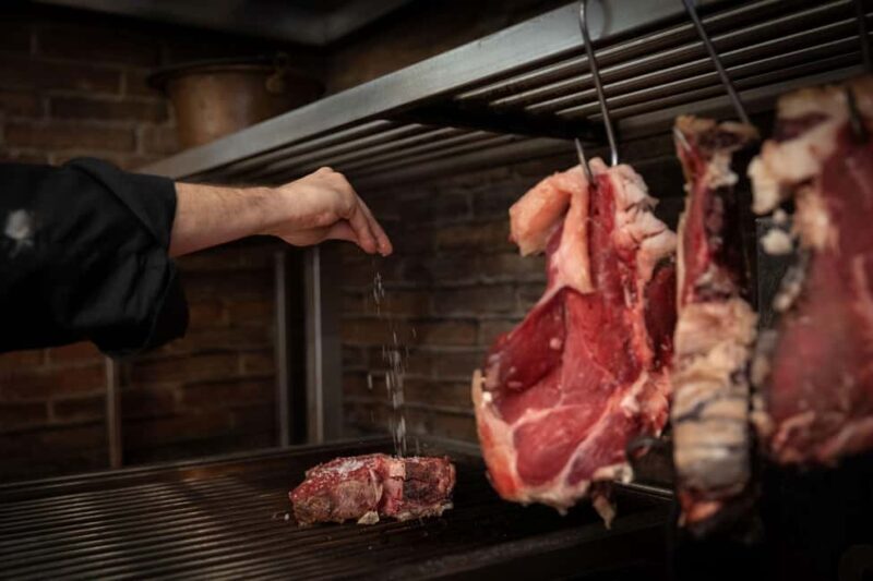 Florence: Live Grill Show & Steak Dinner with Wine - The Venue and Atmosphere