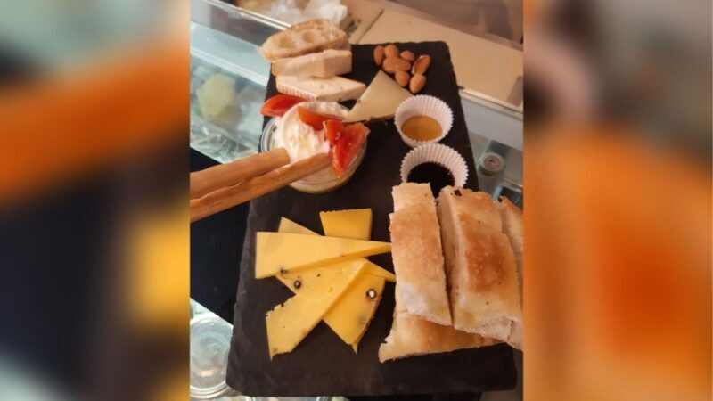 Florence: Natural Wine and artisanal cheese Tasting - The Guide & Atmosphere