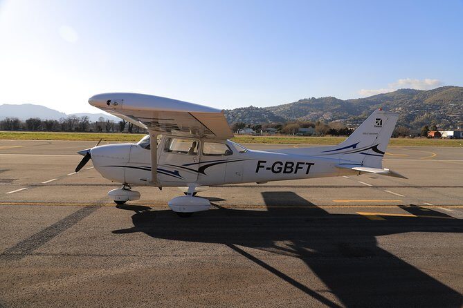 Fly above Lyon in a private plane - How does the booking and safety work?