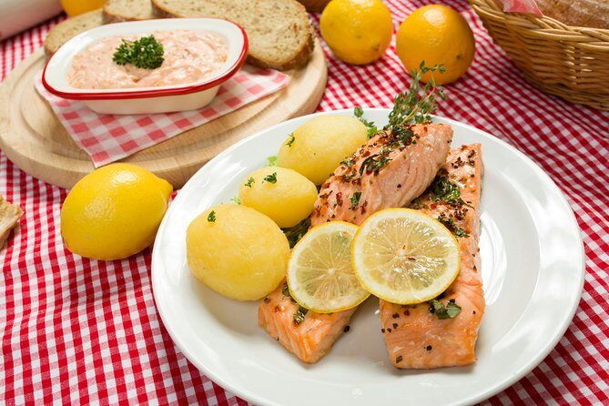 Folklore Dinner with Unlimited Drinks 4course Menu - Who Should Consider This Tour?