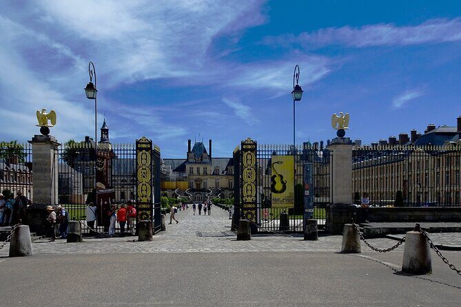 Fontainebleau, Versailles, Trianon Small group from Paris - Lunch and Free Time