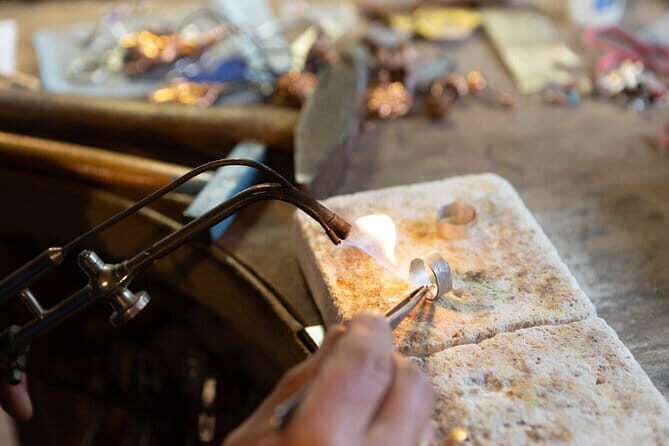 Forge your own wedding rings or friendship rings in Tuscany - Key Points
