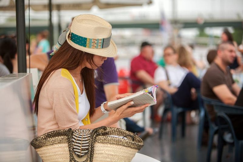 Frankfurt: 1-Hour Panorama Boat Cruise on the river Main - The onboard bar: drinks, cold refreshments, and cash reality