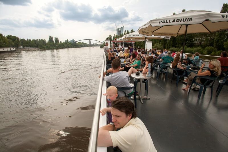 Frankfurt: 1-Hour Panorama Boat Cruise on the river Main - Seating, sun, and photo tips from the river