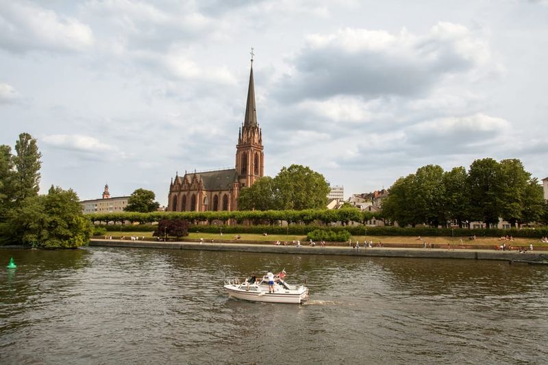 Frankfurt: 1-Hour Panorama Boat Cruise on the river Main - Restrooms, cleanliness, and staff helpfulness