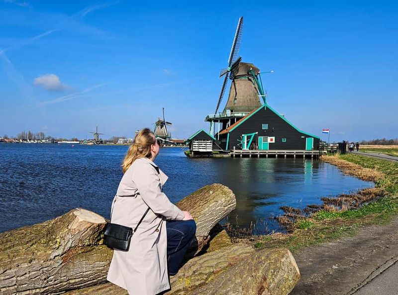 From Amsterdam: Volendam and Zaanse Schans Tour with Cheese - Stop 2: Volendam, the fishing village mood shift