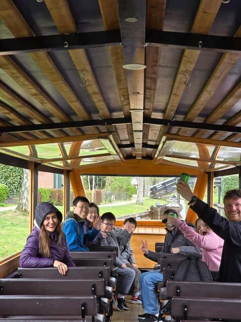 From Amsterdam: Farm, Volendam, Giethoorn + Boat Tour & VR - The VR Experience: Adding a Modern Touch