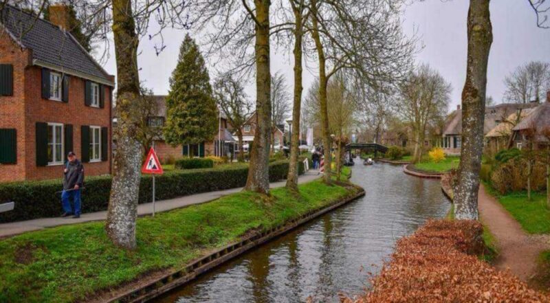 From Amsterdam: Giethoorn Guided Day Trip with Canal Cruise - What to Expect on the Tour