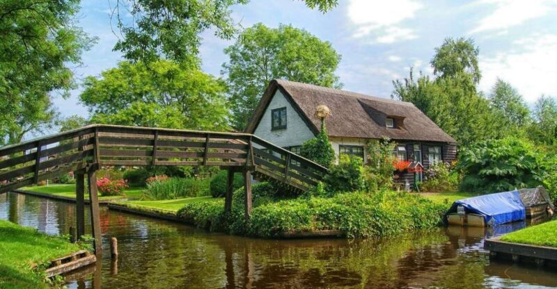From Amsterdam: Giethoorn Sightseeing Tour and Canal Cruise - Exploring the Giethoorn Experience in Detail