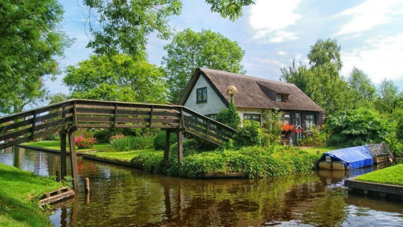 From Amsterdam: Private Sightseeing Tour to Giethoorn - What to Expect from the Experience