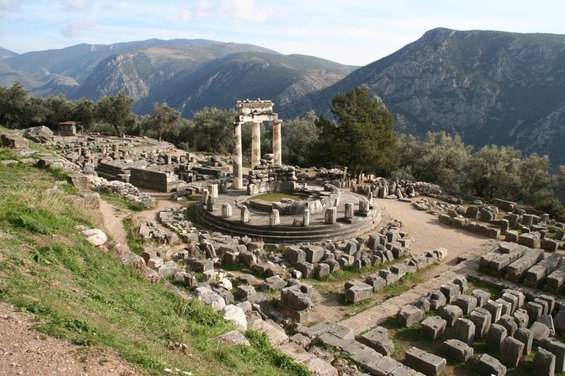 From Athens: Delphi Full Day V.R. Audio Guided Tour - Traditional village break: A slower Greek pause with photo and shopping time