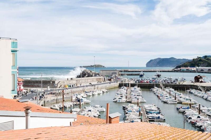 From Bilbao: Gaztelugatxe, Mundaka, and Guernica Tour - Mundaka in the Urdaibai biosphere reserve: surfers, fishing boats, and local flavor