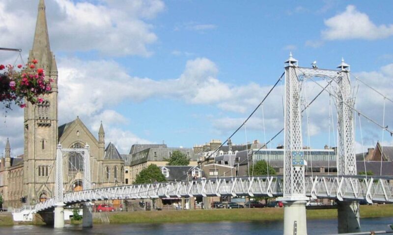 From Edinburgh: Loch Ness & Inverness Tour in Spanish - Loch Ness and Urquhart Castle