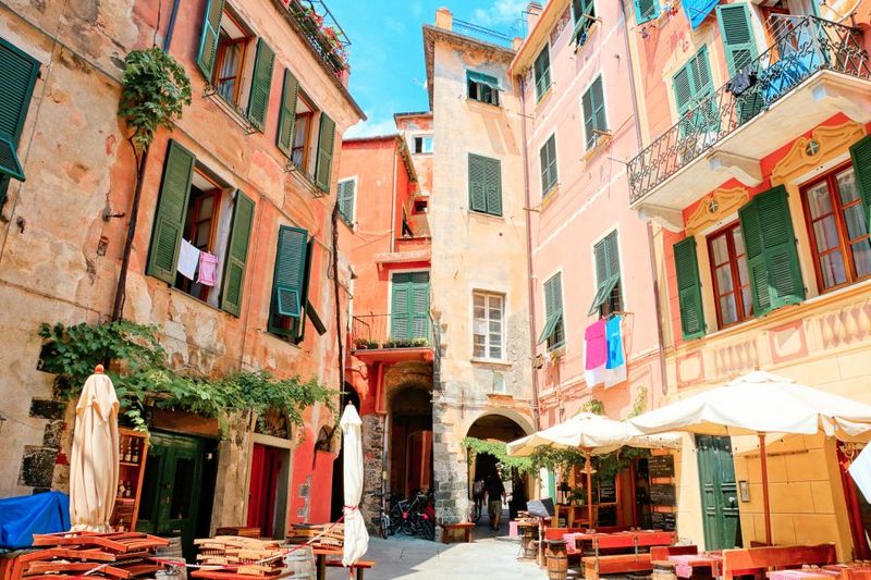 Florence: Day Trip to Cinque Terre with Optional Street Food - Village stop 1: Manarola in about one hour