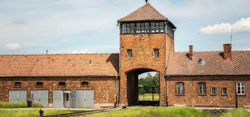 From Krakow: Auschwitz-Birkenau Tour with Transfer - How the Tour Unfolds
