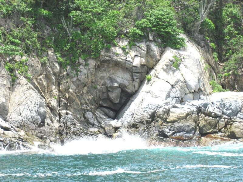 From La Crucecita: Private Huatulco 7 or 5 Bays Boat Trip - Logistics & Practicalities