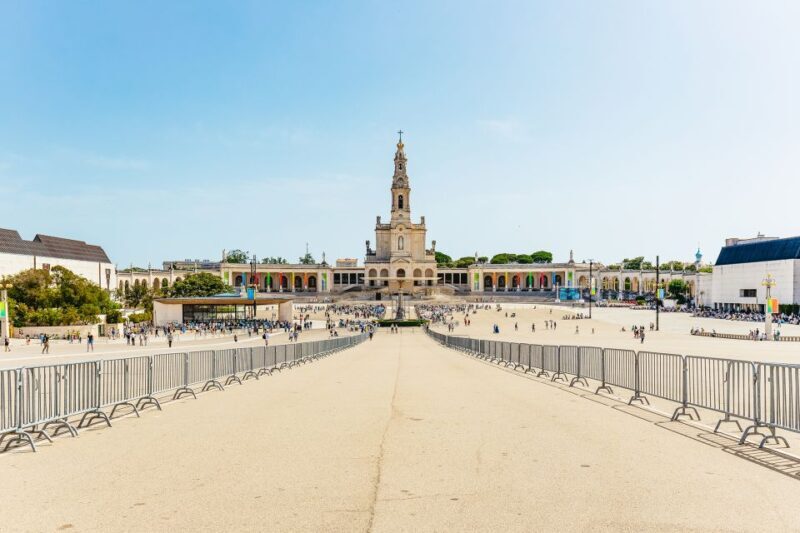 From Lisbon: Fatima Óbidos Batalha & Nazaré Small Group Tour - Key Points