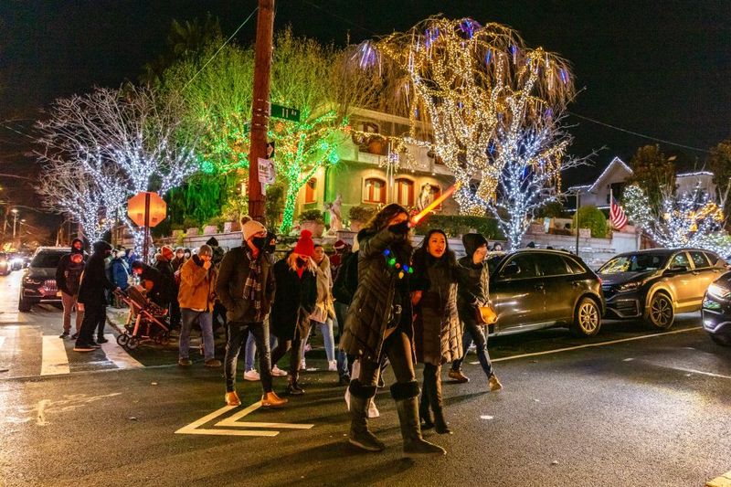 From Manhattan: 4-Hour Dyker Heights Holiday Lights Bus Tour - Why the Dyker Heights Walk Matters (and Why You Hop Off)