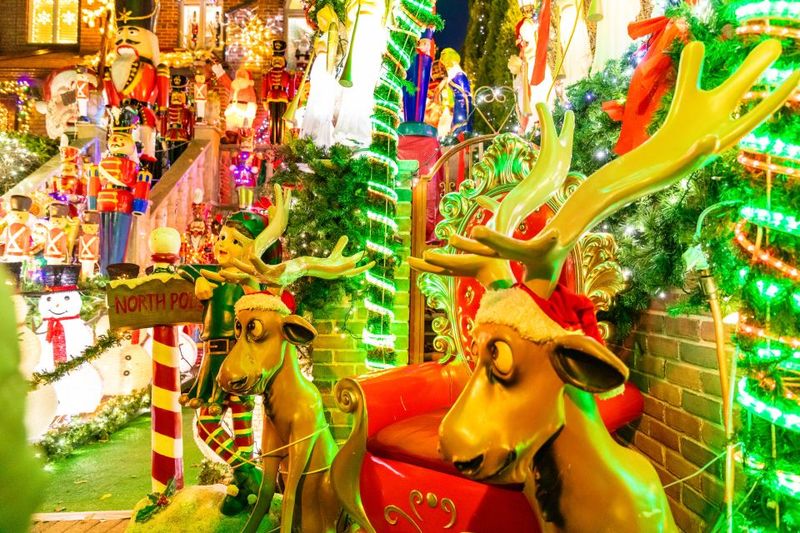 From Manhattan: 4-Hour Dyker Heights Holiday Lights Bus Tour - Dyker Heights Tradition: The 1980s Story Behind the Lights