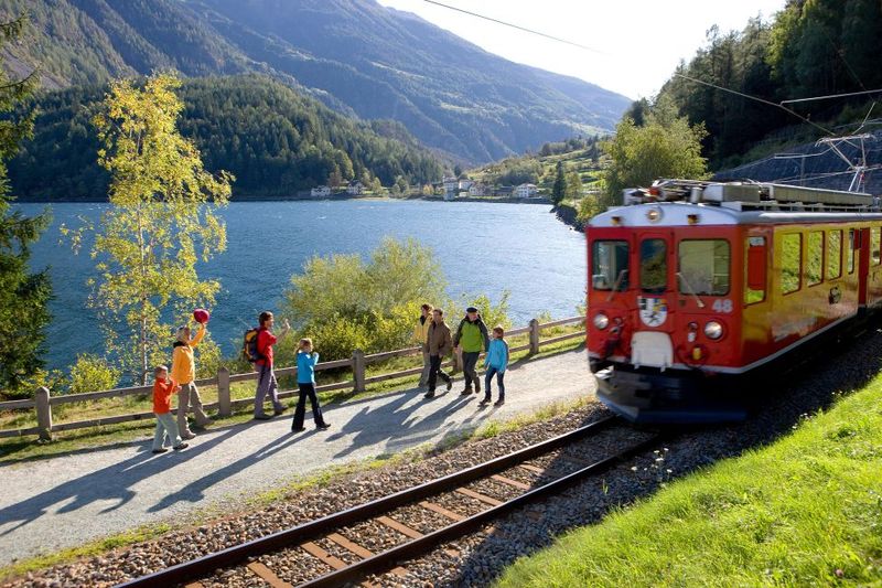 Milan to St. Moritz: Scenic Bernina Train Tour with Guide - Tirano break: a short reset before the return